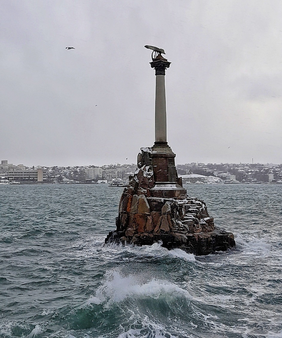 Памятник затопленным кораблям  (установлен в 1905 году)