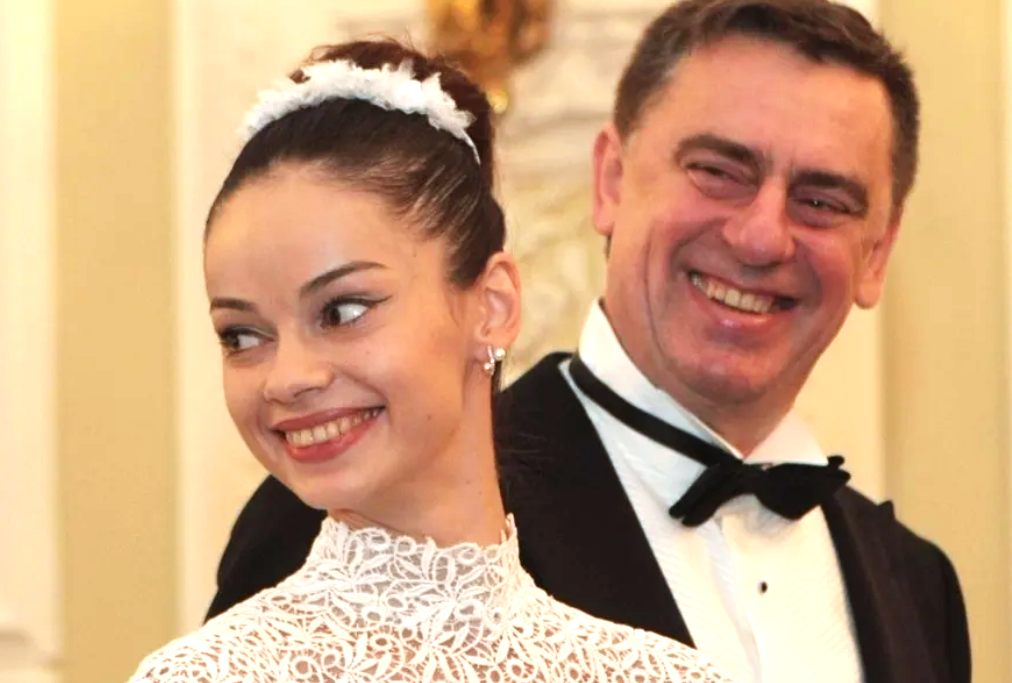 на фото Анастасия Колегова и Сергей Тарасов 