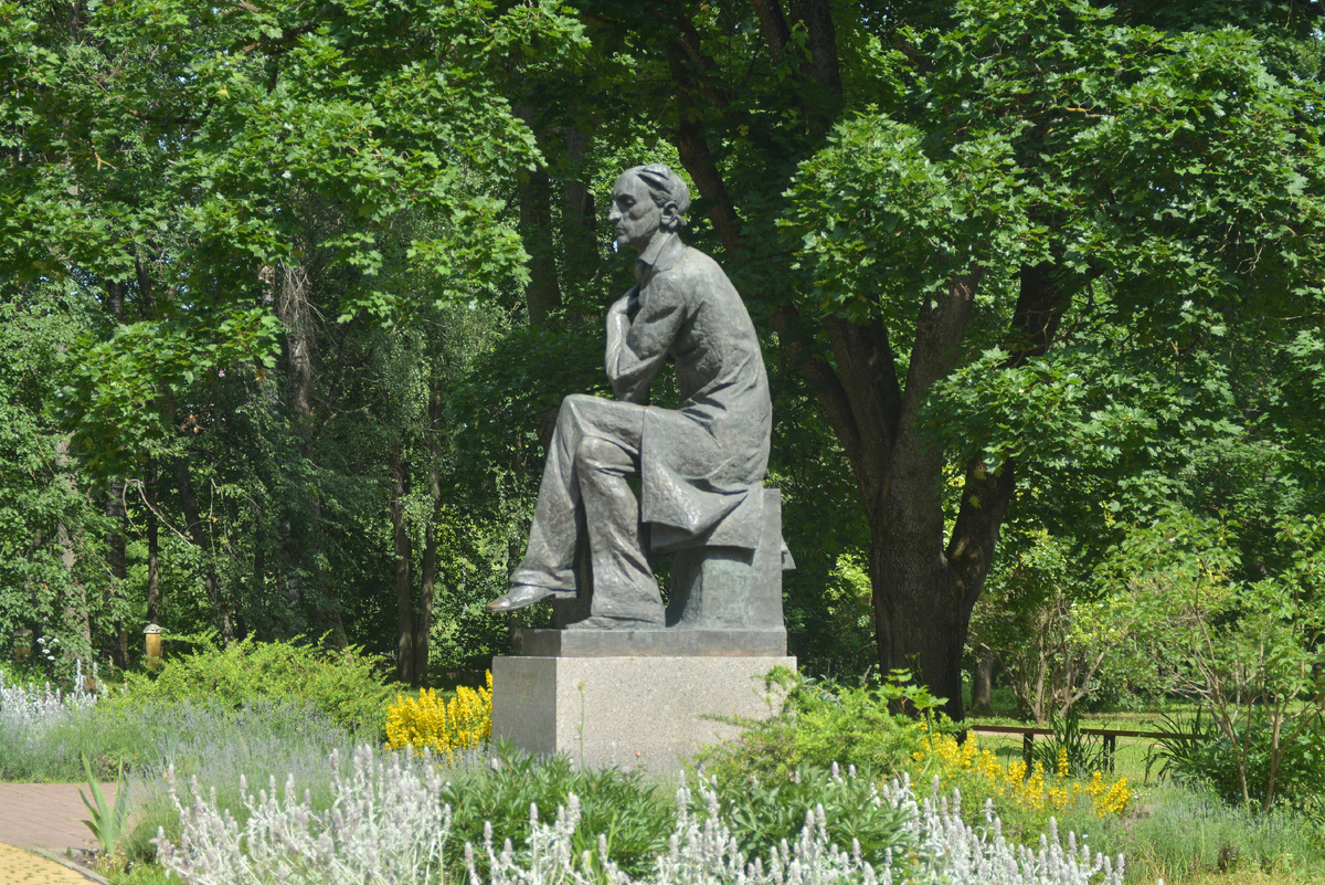 Памятник Ф. И. Тютчеву в Овстуге. 