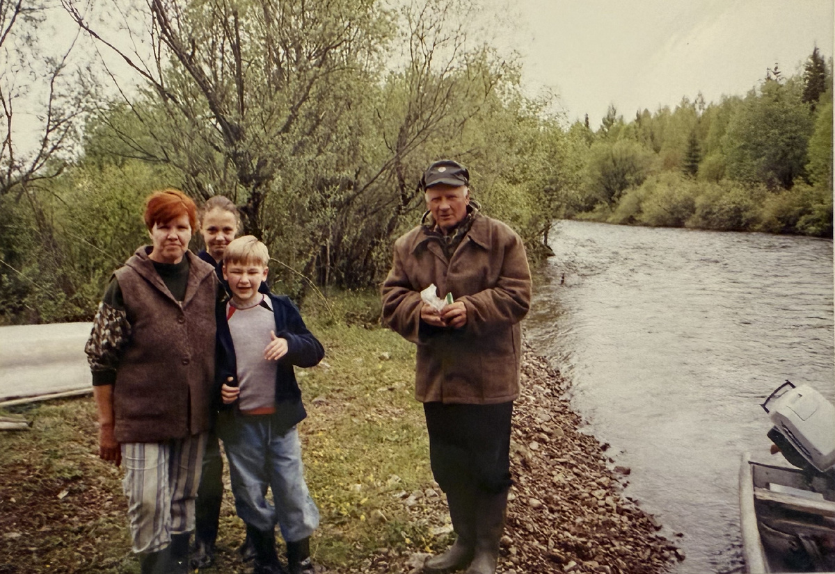 С семьей на берегу реки.