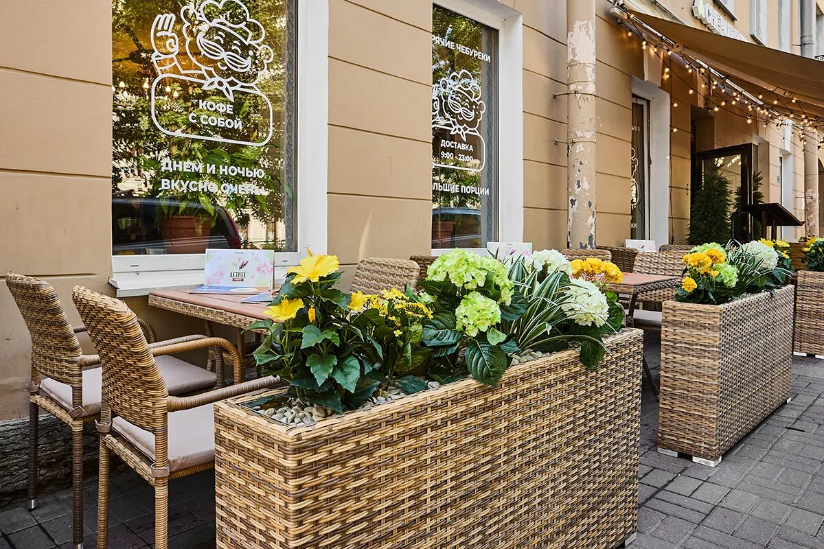 Кашпо из ротанга «Лаунж» для сети ресторанов «Брынза»