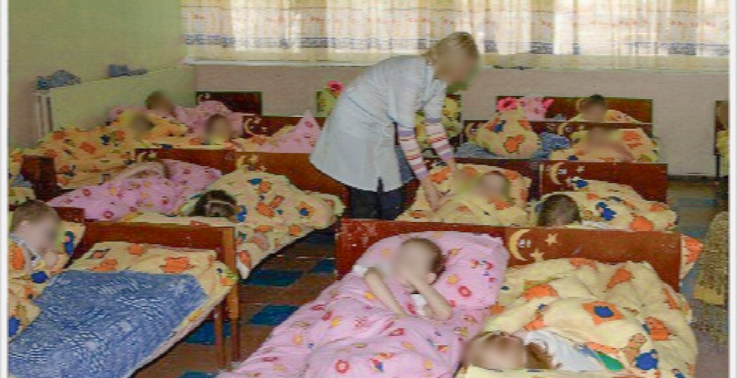 Пока дети спали в детсаду, она снимала с них золотые украшения