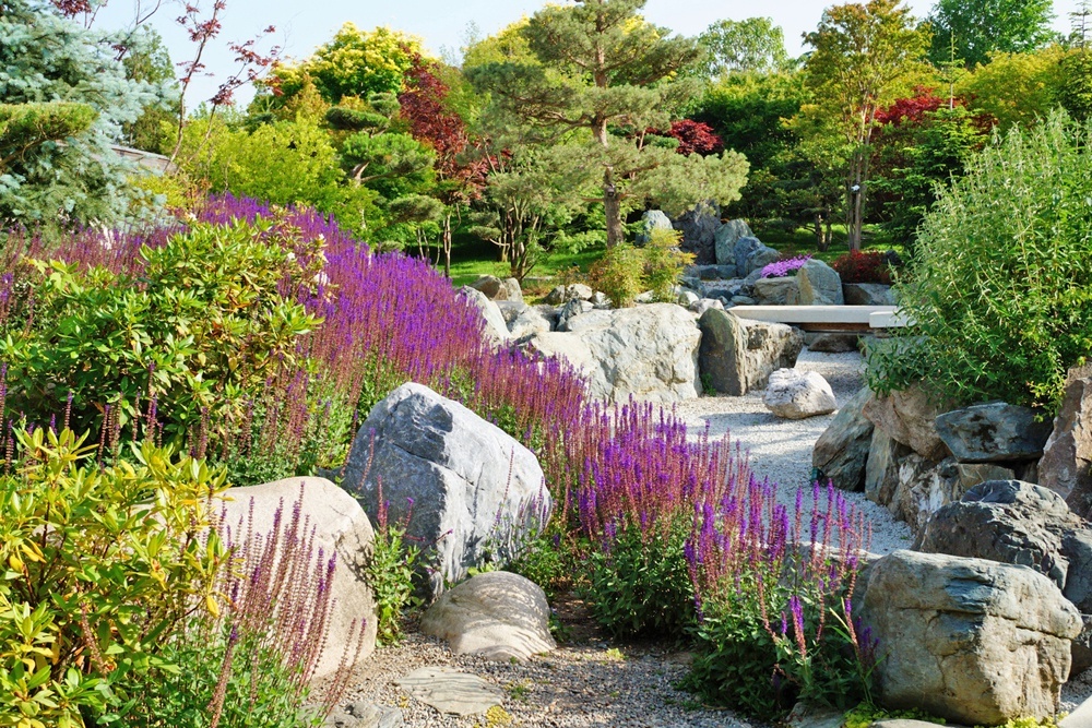    Для сооружения альпийской горки не обязательно тратить много денег: можно использовать подручные средства или природные материалы. / iStock