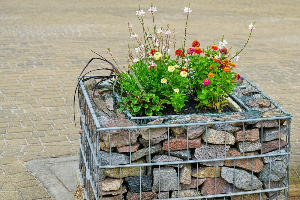    Мини-горка - это более простой и компактный вариант альпийской горки. Его можно сделать даже в контейнере или декорированном ящике. / Фото: iStock