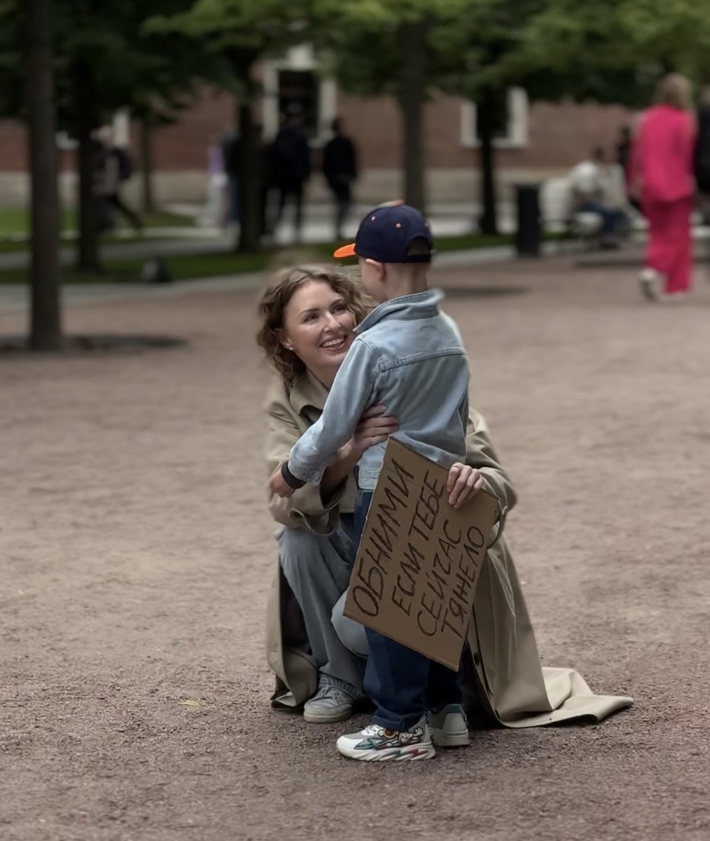 Это фото со дня съёмки моего социального ролика — «ОБНИМИ ЕСЛИ ТЕБЯ СЕЙЧАС ТЯЖЕЛО», в тот день ко мне походило много людей и даже детей, прекрасный был эксперимент!