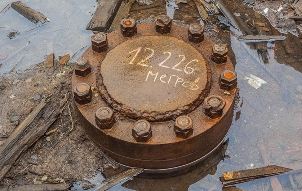 Крышка на устье Кольской сверхглубокой скважины. Фото взято из https://triptonkosti.ru/3-kartinki/kolskaya-sverhglubokaya-skvazhina-kartinki.html