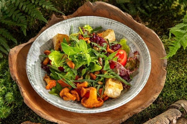    Салат с лисичками. Фото: Пресс-служба ресторана Урюк