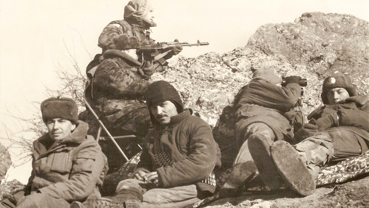 Владимир Олегович Сидельников (сверху) с офицерами армейского спецназа. Таджикистан, 1993