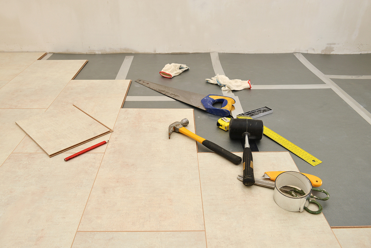    Подложка придает ламинату дополнительную прочность и позволяет распределяться нагрузке равномерноshutterstock