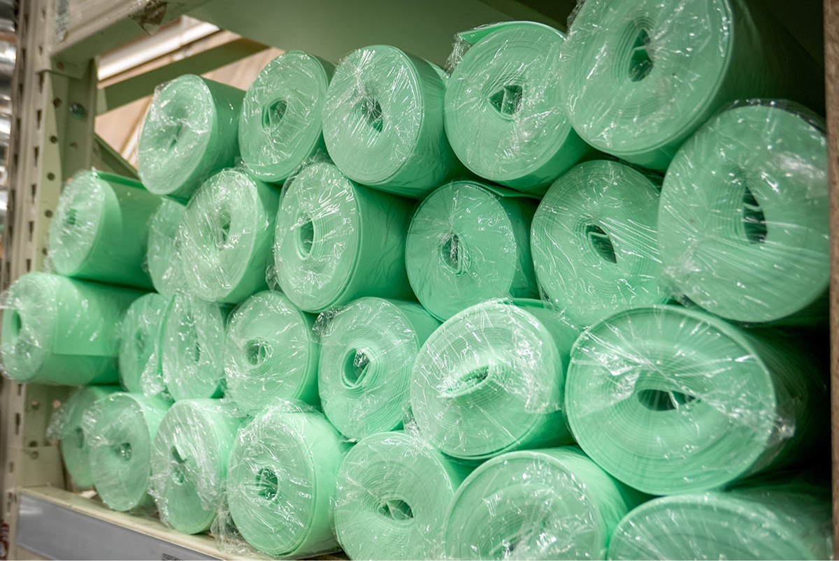    Полиэтиленовая подложка подходит для укладки под ковровое покрытие, ламинат, паркет и инженерную доскуshutterstock