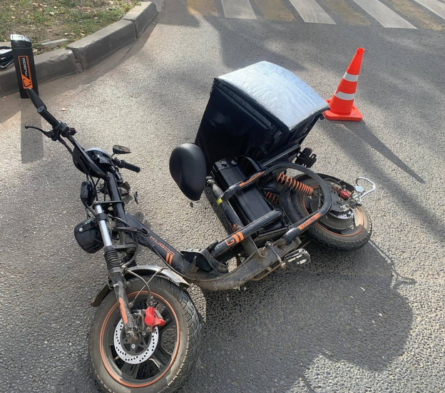    В Кирове на Октябрьском проспекте столкнулись автомобиль и электровелосипед