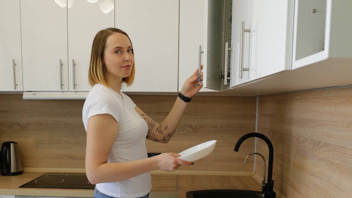    Москвичка Анастасия Хлебникова на кухне в своей новой квартире / Фото: Анатолий Цымбалюк / Вечерняя Москва