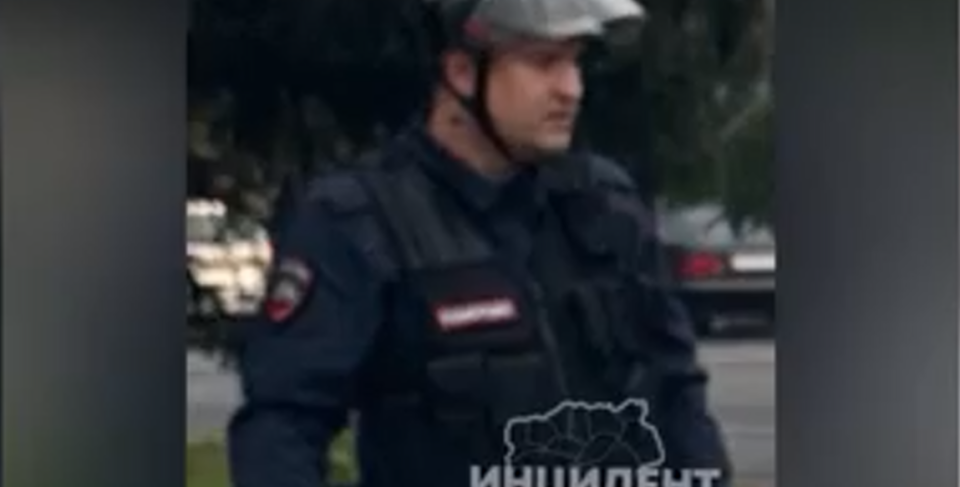    Кемеровчанин, одевшийся в полицейского. Источник: "Инцидент Кузбасс"