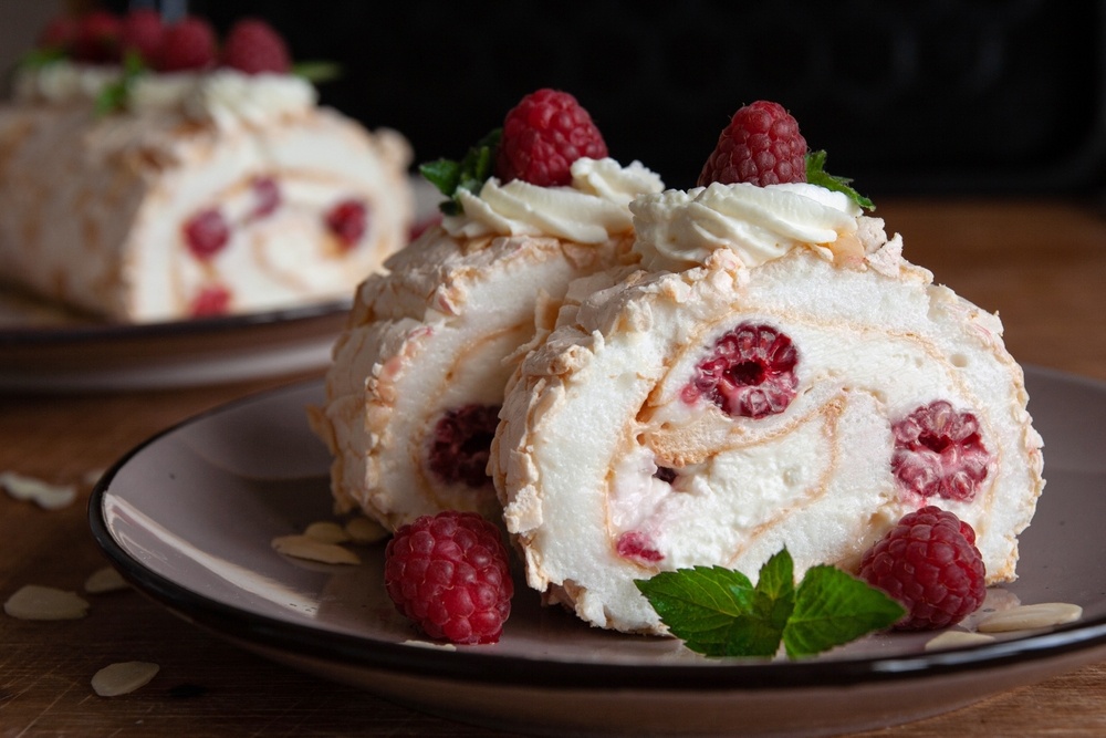 Tetiana Selimova / Shutterstock / FOTODOM📷Калорийность меренгового рулета зависит от начинки