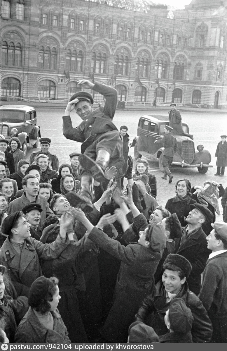 Май 1945-го на улицах Москвы. Источник https://pastvu.com/p/942104.