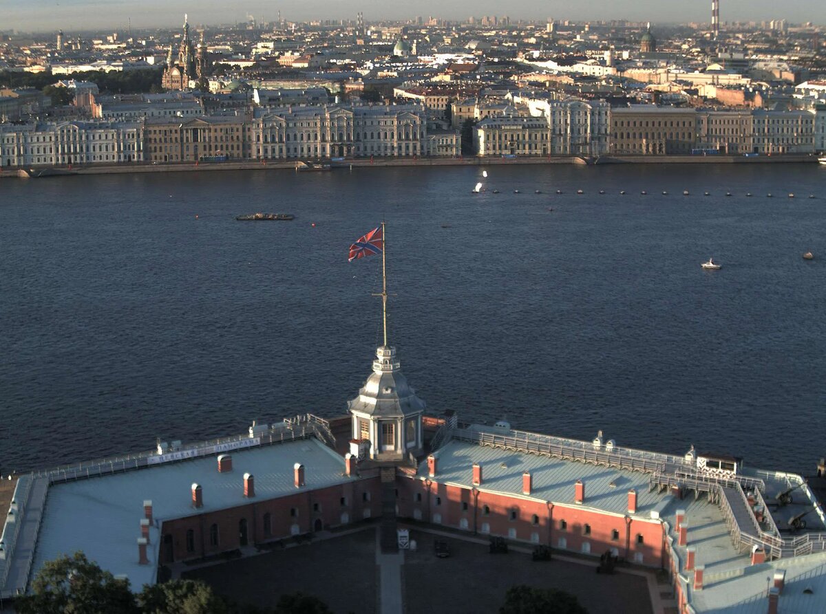Панорамный вид на Неву и центр Петербурга со шпиля Петропавловской крепости.