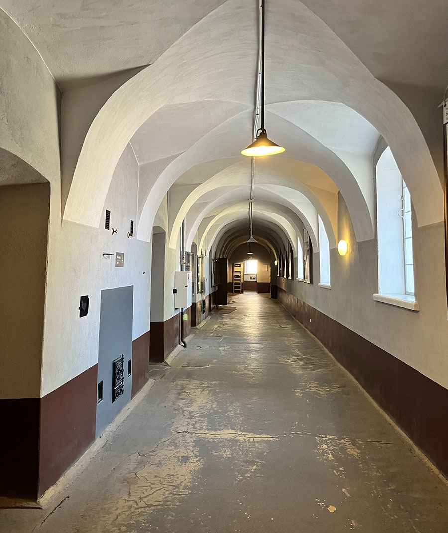 Мрачный коридор тюрьмы Трубецкого бастиона в Петропавловской крепости во время экскурсии.