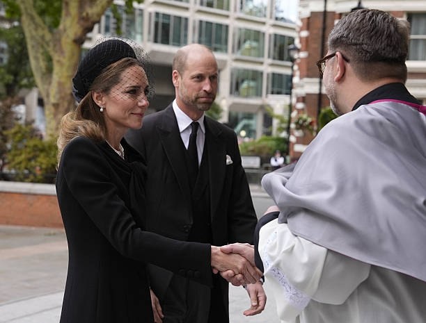 Принц и принцесса Уэльские прибыли на похороны в Вестминстерский собор. 