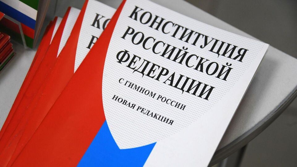 «Была послана представителем ислама»: отец школьницы обматерил директора лицея из-за хиджаба — такая «защита» прав