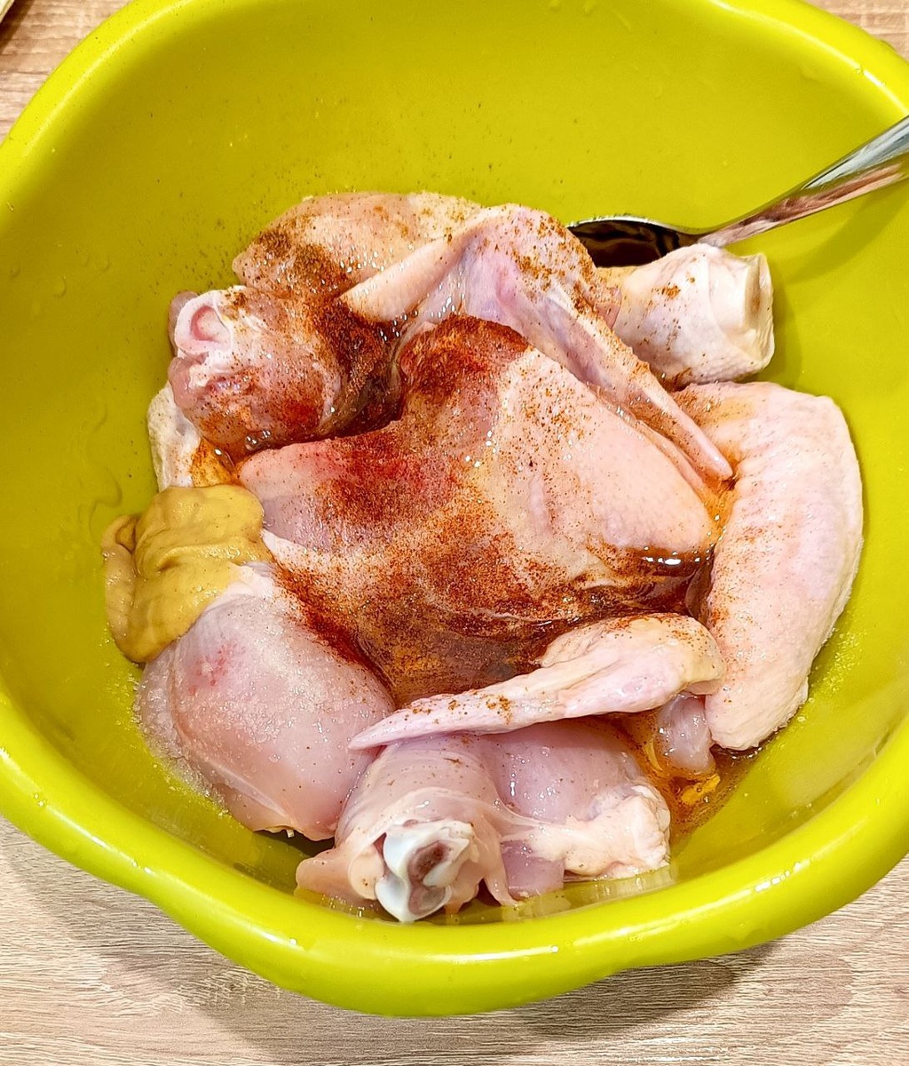 Чтобы не пачкать руки при перемешивании, можно надеть перчатки или просто фасовочный пакет на руку