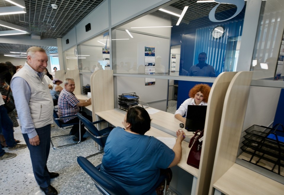    Беглов лично посещал город, новые соцобъекты и общался с его жителями. Фото: Смольный