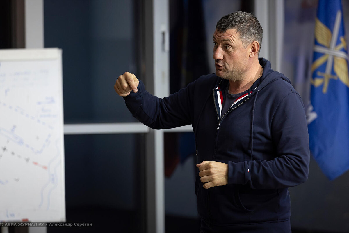 Сергей Гуров, закрытие XXXIV Чемпионата России по высшему пилотажу в 3-х классах, аэродром Дракино, г. Серпухов / АВИА ЖУРНАЛ РУ / Фото: Александр Серёгин