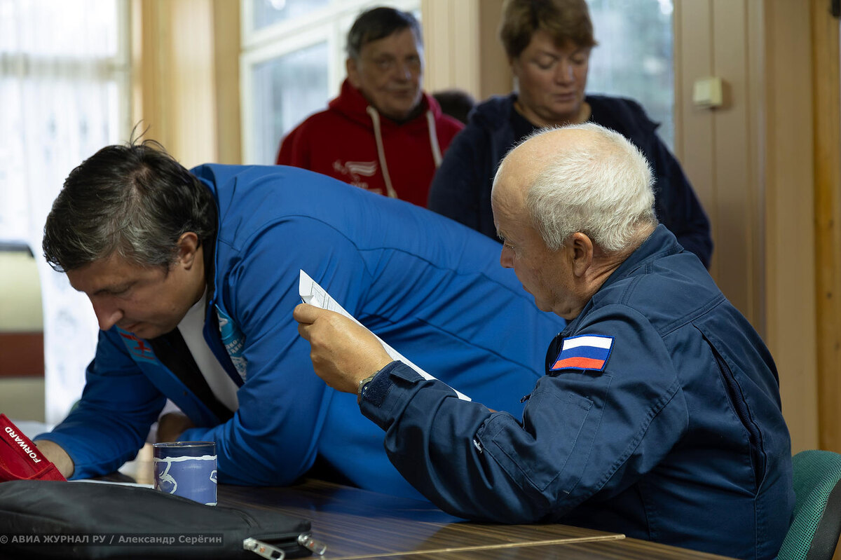 Слева Павел Думский, справа Михаил Мамистов на подведении итогов, закрытие XXXIV Чемпионата России по высшему пилотажу в 3-х классах, аэродром Дракино, г. Серпухов / АВИА ЖУРНАЛ РУ / Фото: Александр Серёгин