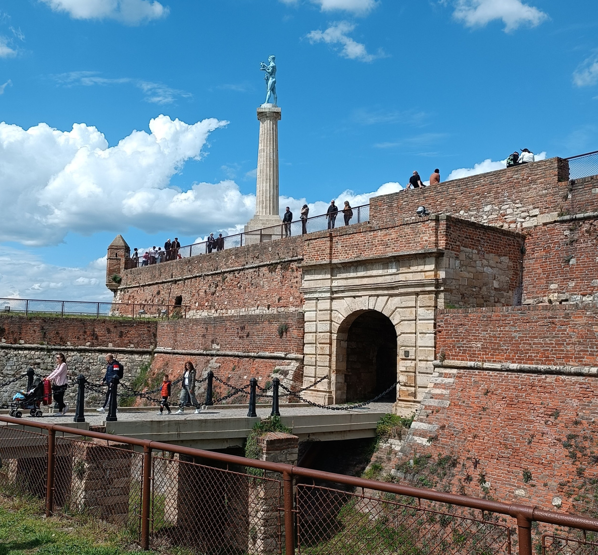 Одни из ворот крепости. Фото автора.