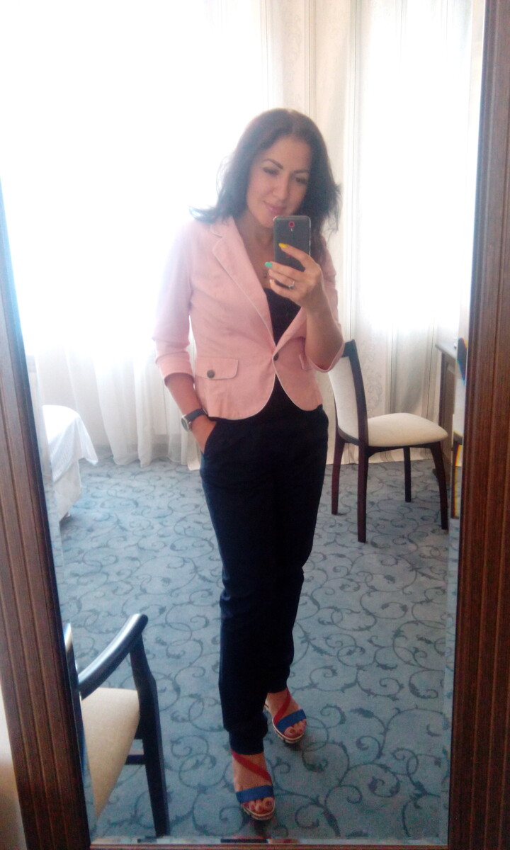 Нашла древнюю фотку с тех времен. В отеле в командировке собираюсь на предприятие проводить обучение