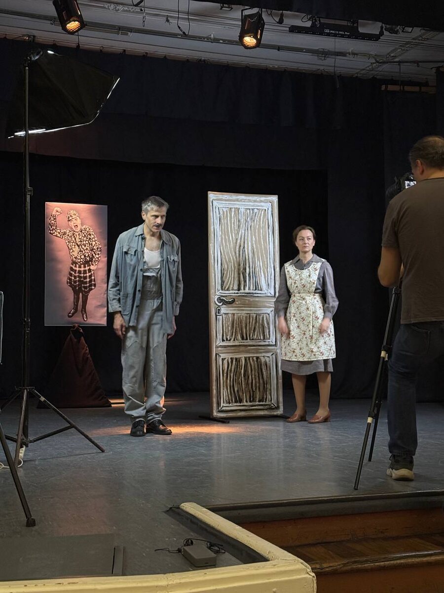 Илья Шакунов и Анна Дюкова в съемочном процессе. Фото из архива театрального проекта "ПРЕДУПРЕЖДЕНИЕ"