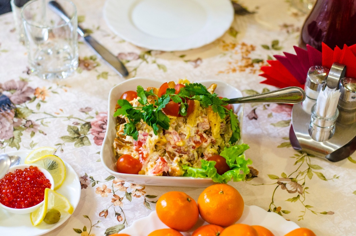    Да какая «Шуба» и «Мимоза»: салат Ларисы Долиной с красной рыбой — вот кулинарный хит