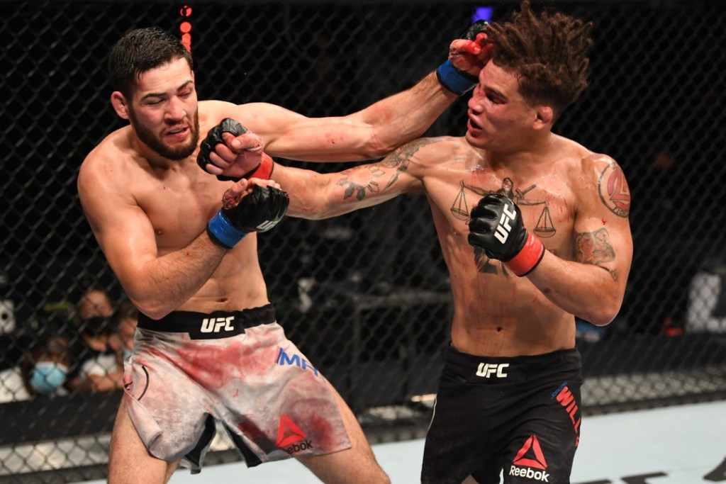 Дебютный бой Имавова в UFC