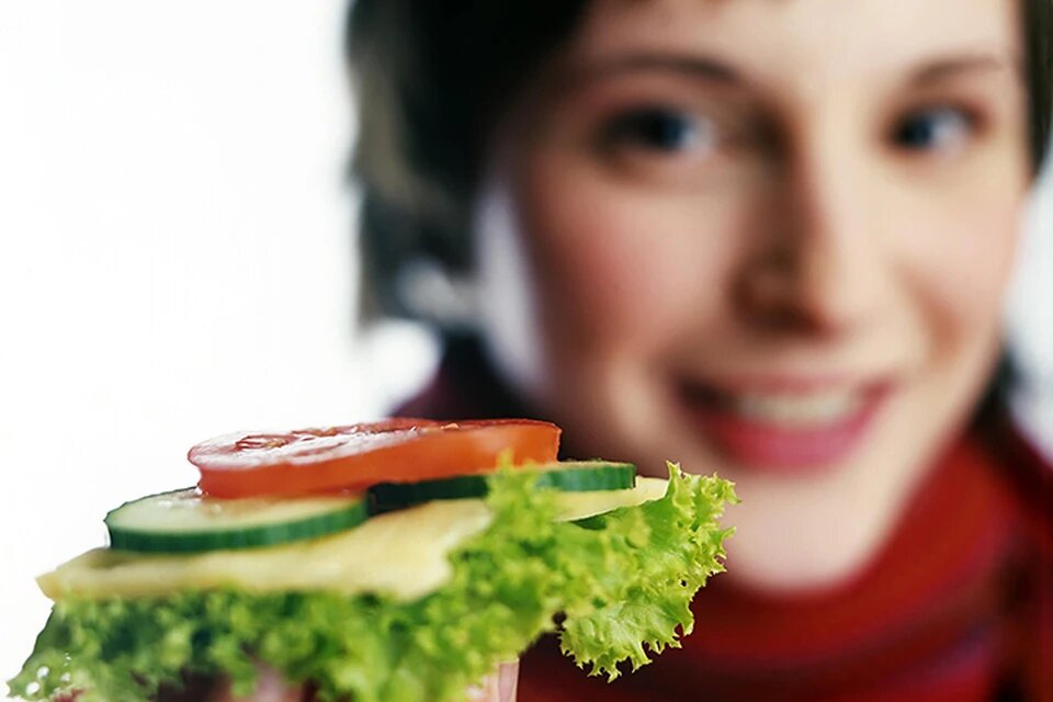 Скорость мыслительной деятельности стимулируют и освежают восприятие калий и кальций. Потому в особо напряженный денек съешьте на завтрак несколько кусочков сыра и помидор. Фото: EAST NEWS.