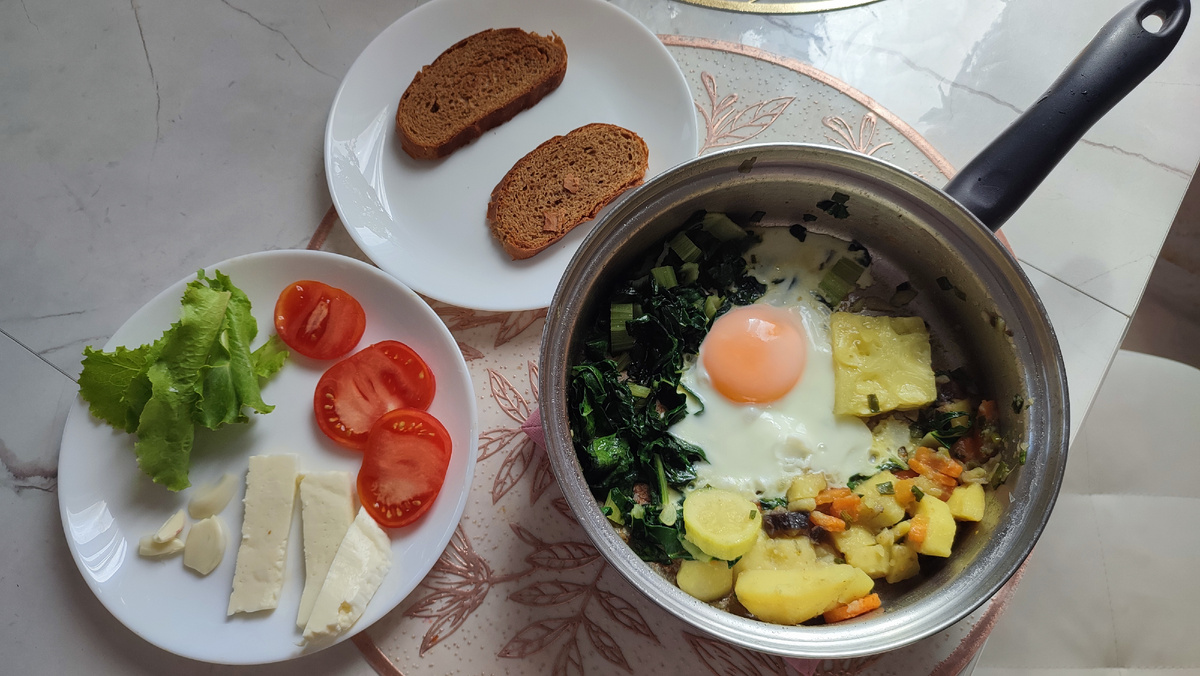 Обед: овощное рагу с мангольдом и яйцом, сыр, помидоры, чеснок, лист салата, хлеб