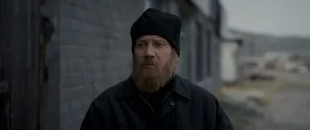 Местный поп. Кадр из фильма "Левиафан"