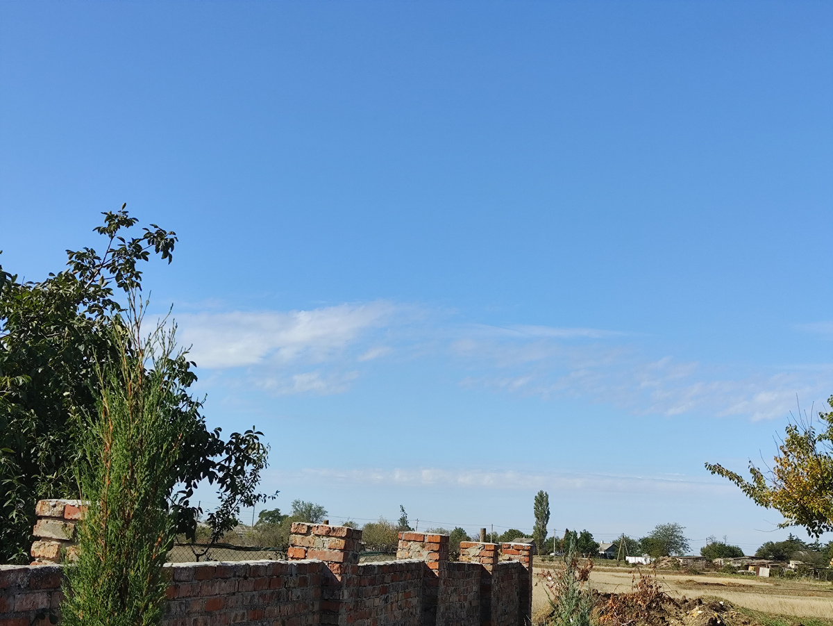 Вон те рябые облачка были над головой рано утром, но мне лень было за телефоном идти )))