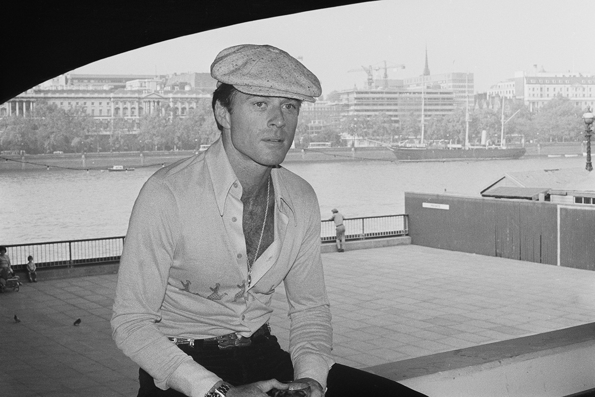 Blackman / Daily Express / Hulton Archive / Getty Images📷Актер Роберт Редфорд в шляпе пекаря сидит под мостом Ватерлоо, Саут-Бэнк, Лондон, 12 сентября 1973 года