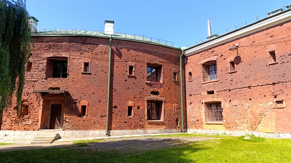 Изрешеченные пулями стены Брестской крепости