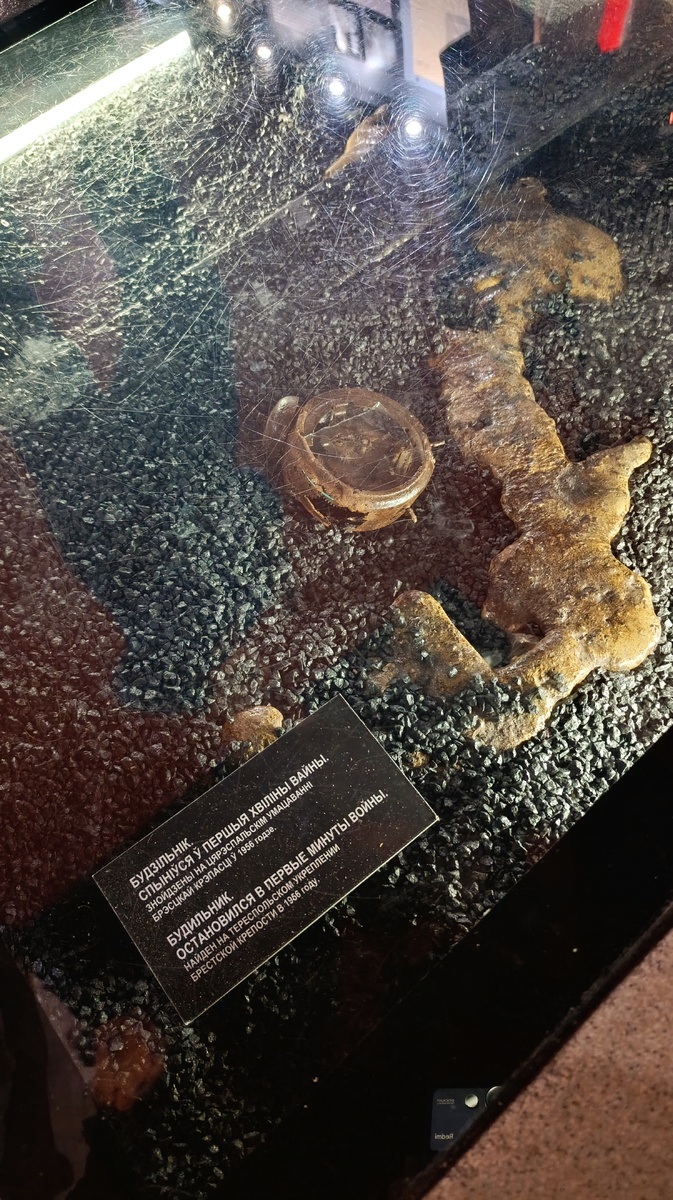 В экспозиции музея есть будильник, который остановился за несколько минут до начала войны. 