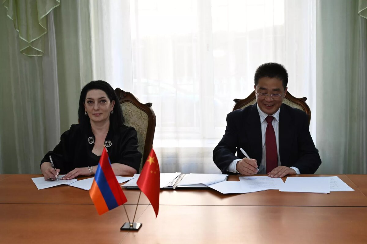 Ректор университета культуры Армении Татевик Кюрегян и вице-президент Тяньцзиньского университета коммерции Гуй Цян подписали Меморандум о взаимопонимании (16 сентября 2025). Еревaн © Sputnik
