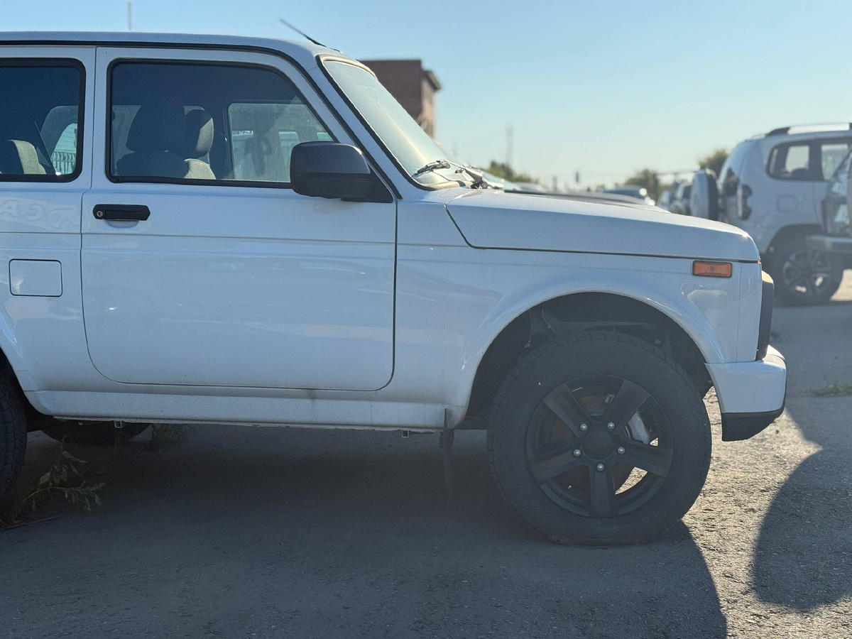 Короткие свесы и высокая посадка сразу дают понять: шутить с этой машиной не стоит. Её стихия не идеальный городской асфальт, а нечто более интересное.