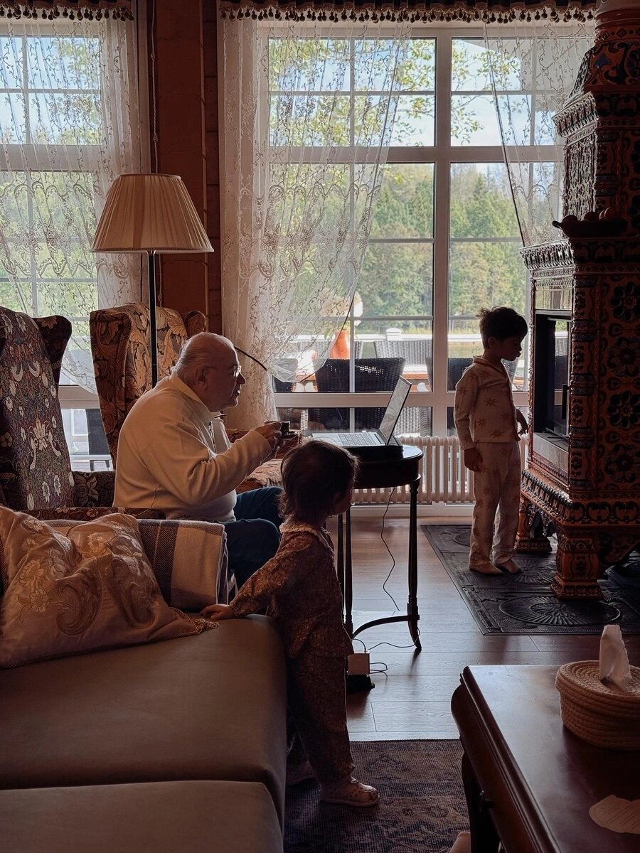    Евгений Петросян с детьми. Фото: соцсети