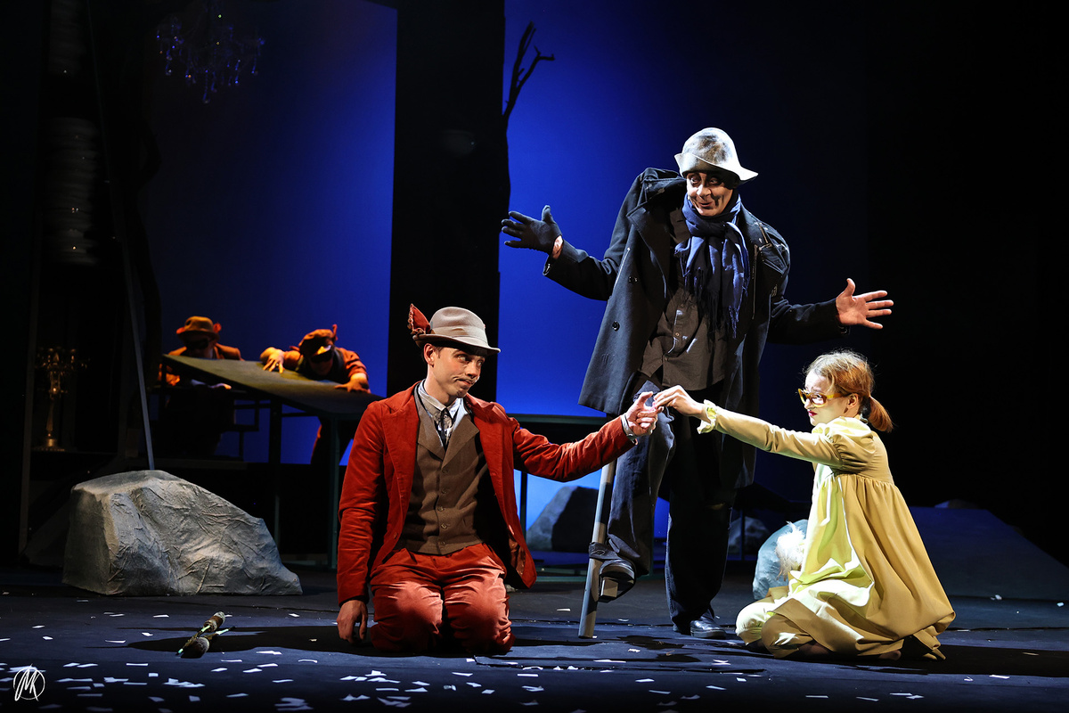    Сцена из спектакля «Людвиг XIV и Тутта единственная»