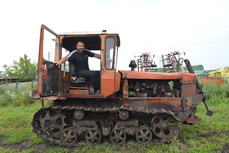 Павел Попов на гусеничном тракторе «ДТ-75»