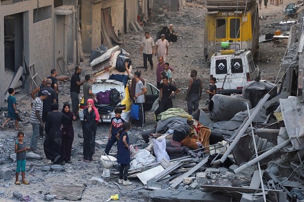    Палестинцы осматривают место ночного израильского удара по жилому дому в городе Газе, 16 сентября 2025 года. Фото: Ebrahim Hajjaj / Reuters