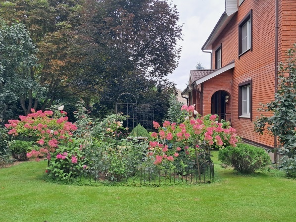 1. В галерее 2 фото, листайте