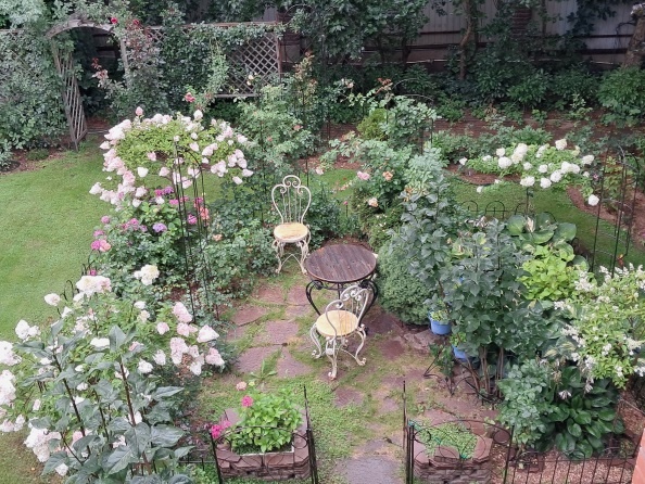 3. В галерее 3 фото, листайте