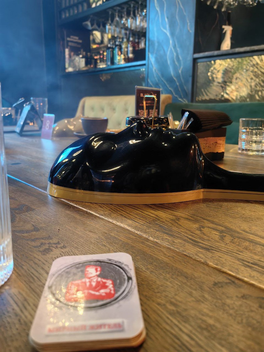 У меня меньше 3-4 мирных жителей не бывает даже на маленький стол. 