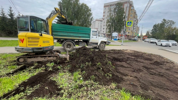    На Ульяновской в Кирове строят тротуар и укрепляют обочины