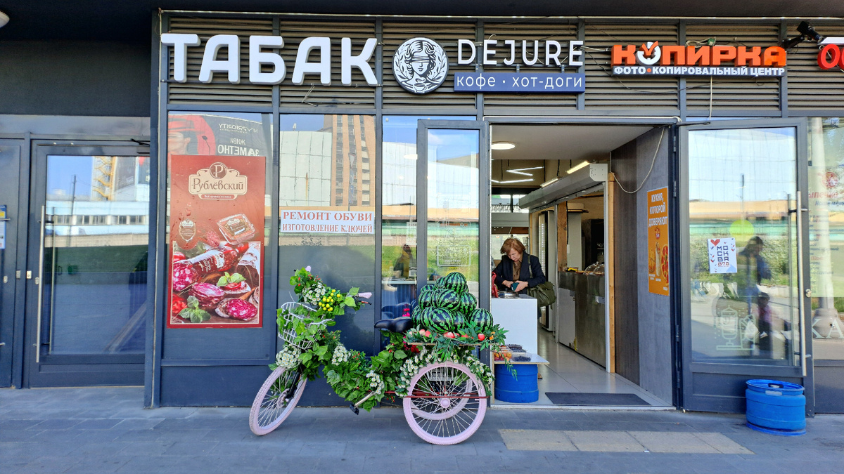 По пути встретила вот такой велосипед с арбузами. Они надувные оказались.